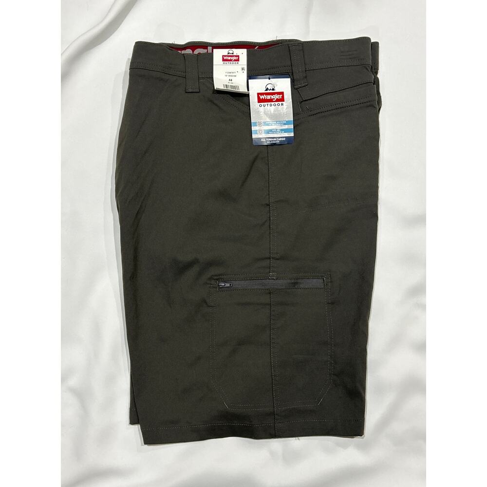 NWT Wrangler Men's Relaxed Gray Cargo Shorts 44" Waist 10" Inseam 112367877